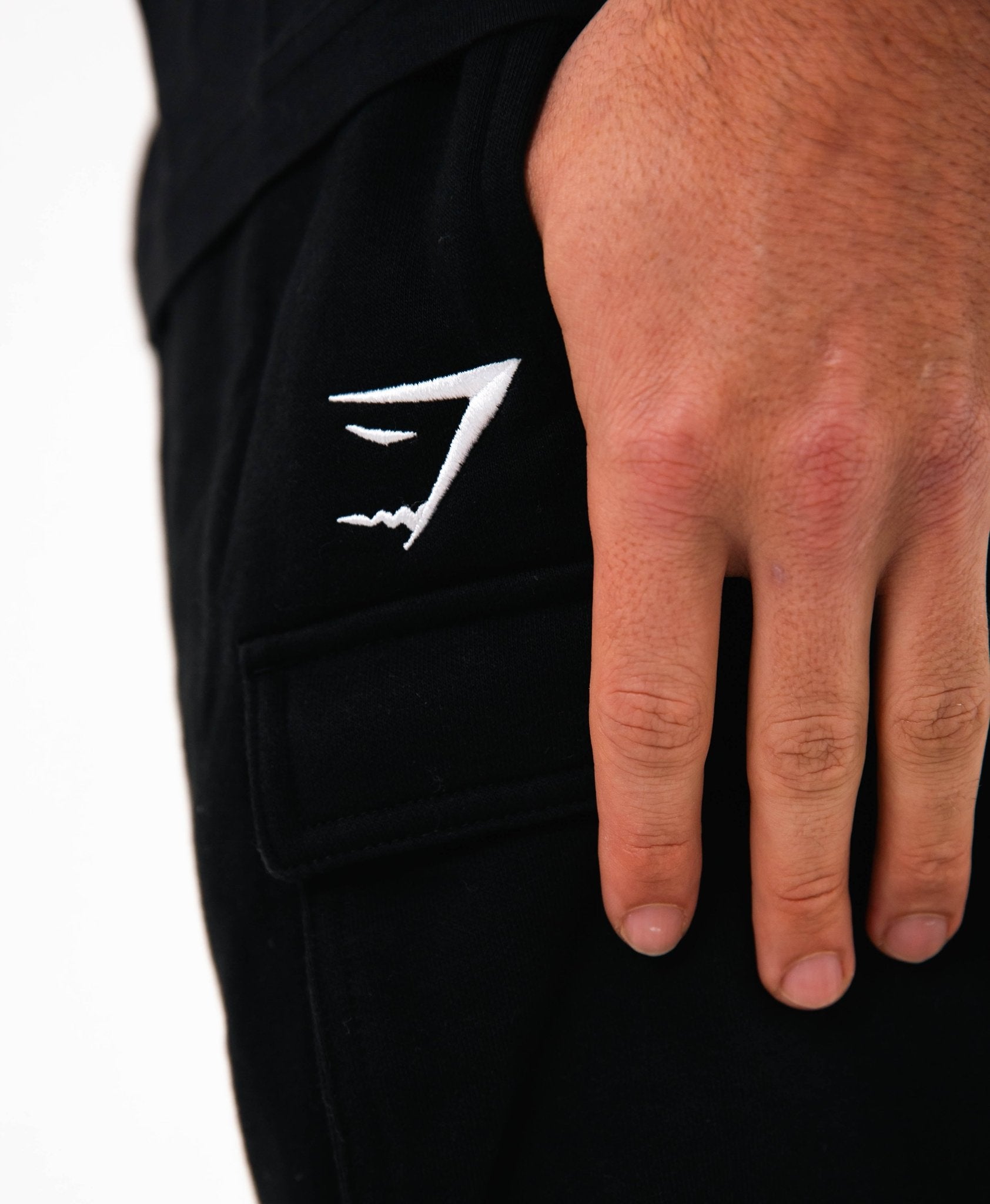 Gymshark Black Crest Cargo 7" Shorts - GYM THREADS